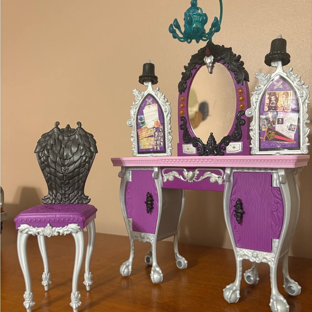Ever After High School Desk (USED) All pieces included.